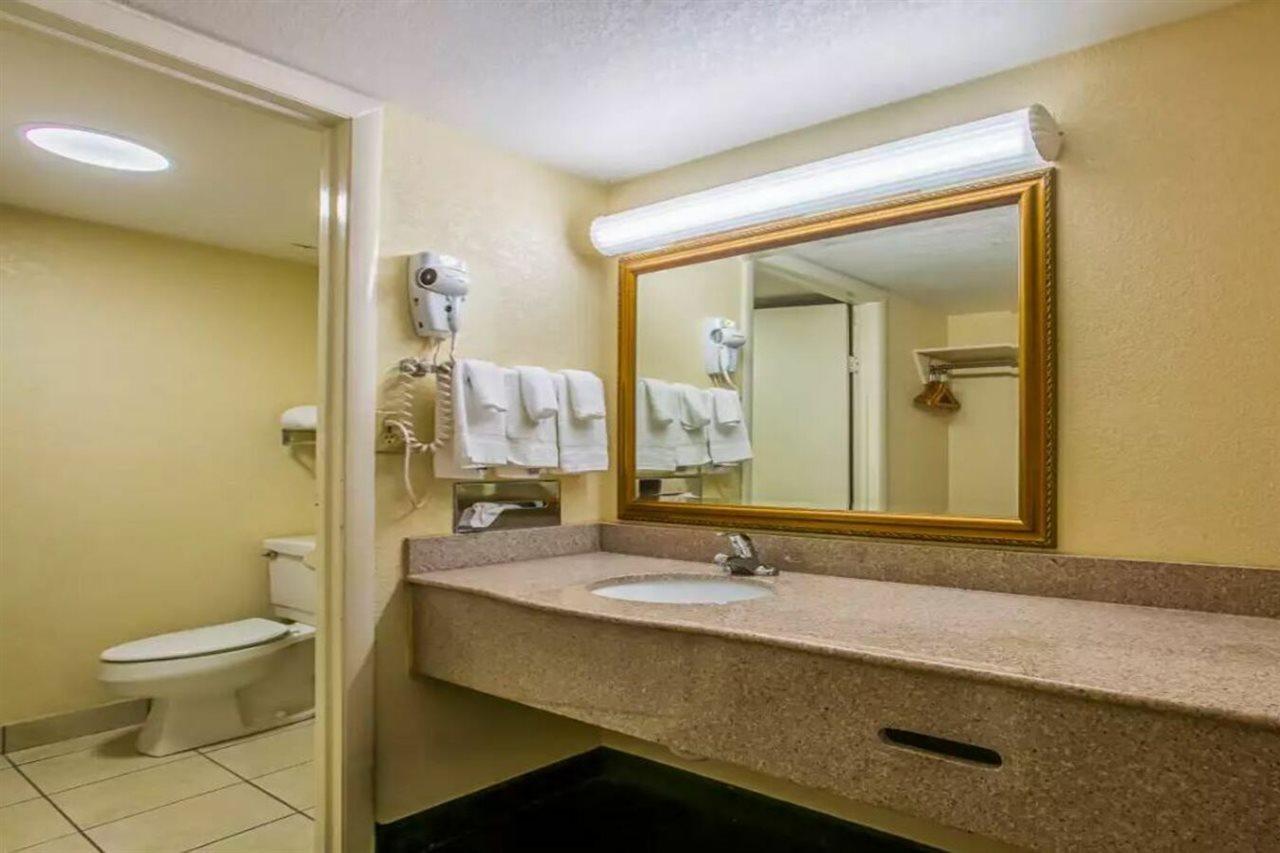 Quality Inn Atlanta Northeast I-85 Чембли Экстерьер фото